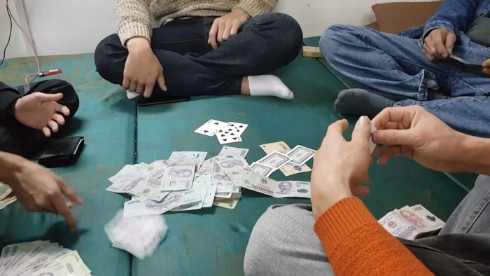 mo-thay-danh-bai-7-1 Nằm mơ đang đánh bài lén lút